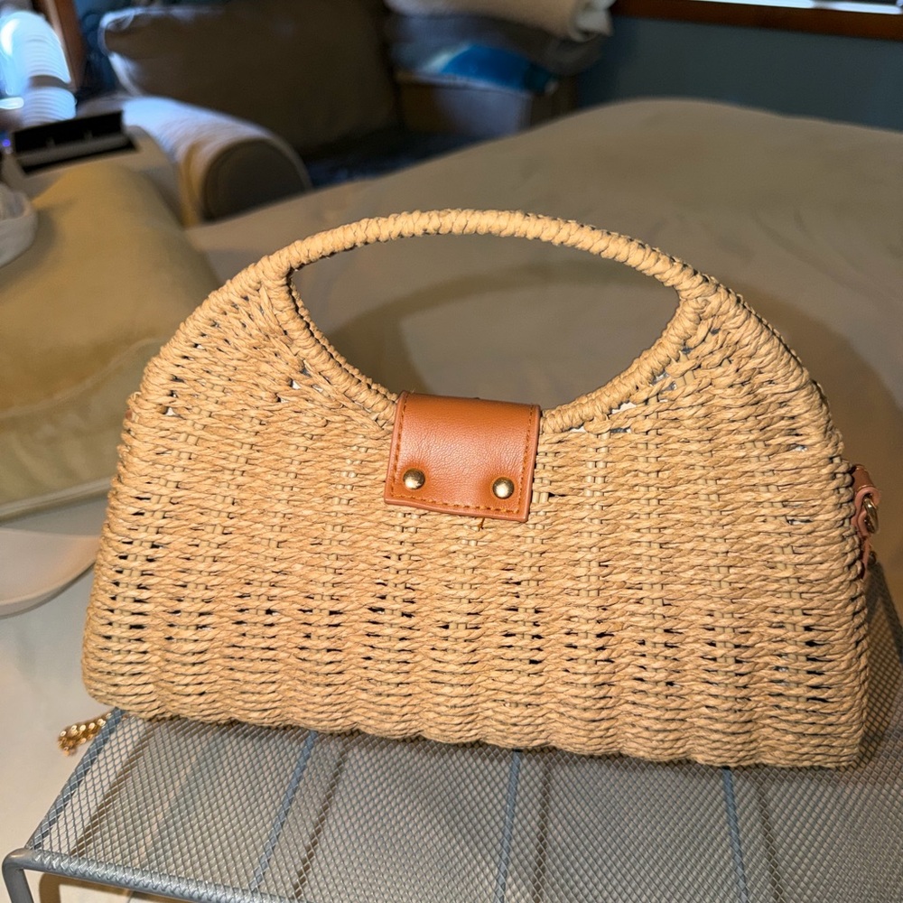 Tommy Bahama Woven Straw Crossbody Bag in Tan with Gold Chain - Picture 2 of 5